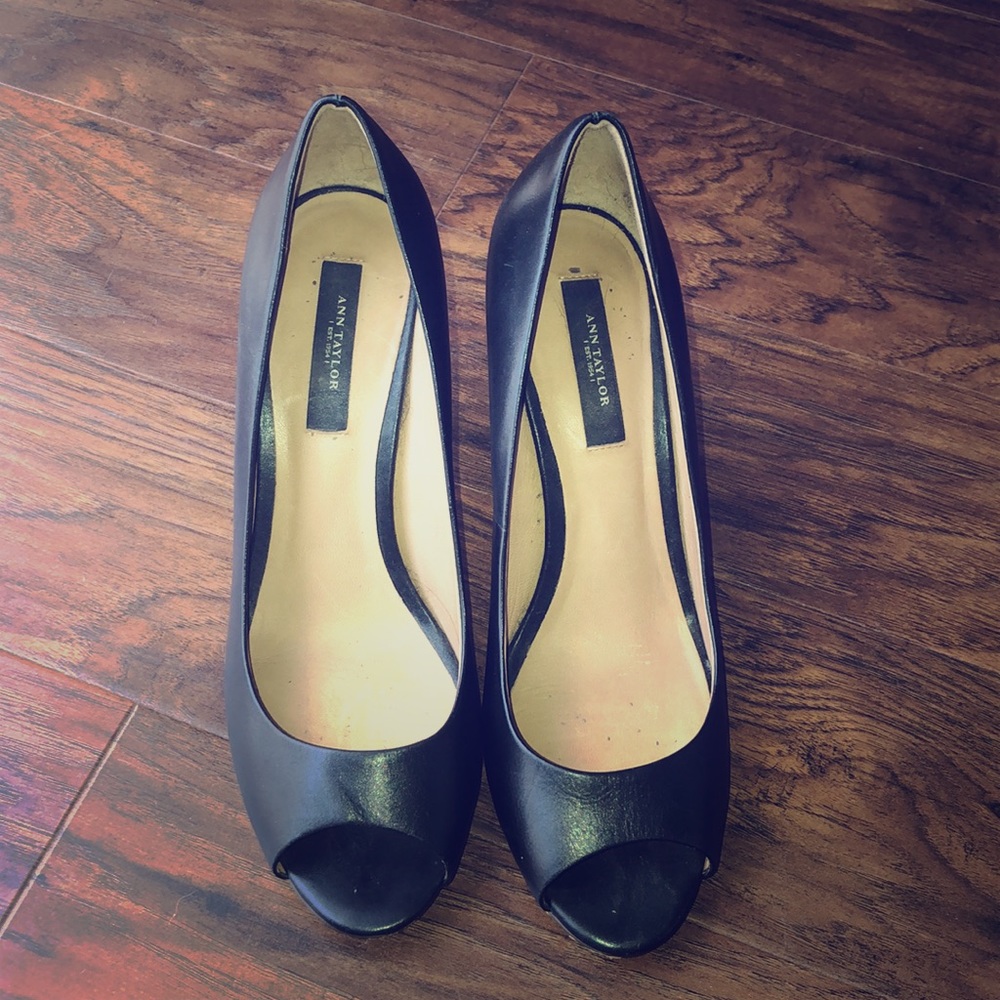 Ann Taylor black pumps